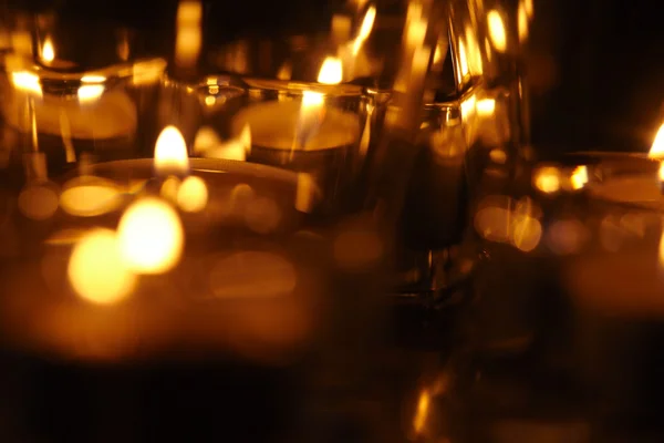Kerzen leuchten in Gläsern — Stockfoto
