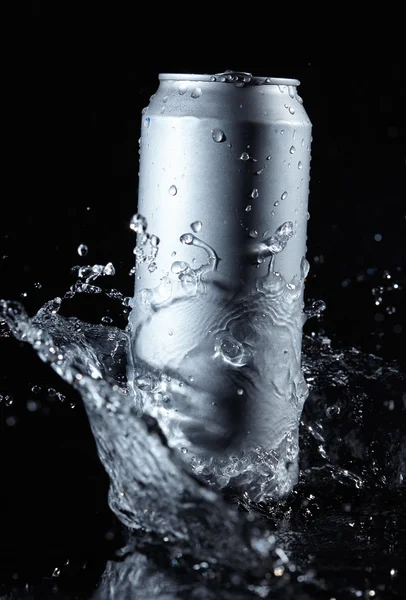 Lata de cerveza con agua salpicada — Foto de Stock