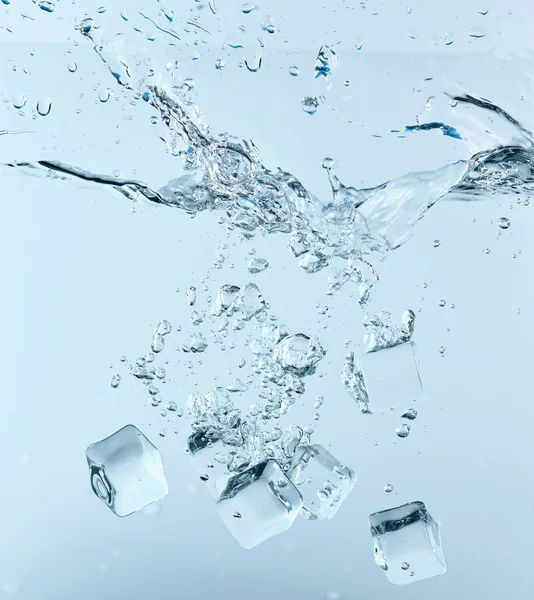 Cubos de hielo en el agua — Foto de Stock
