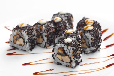 Beyaz üzerine lezzetli suşi