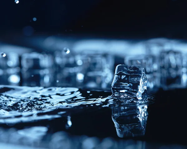 Кубики льоду з бризками води — стокове фото