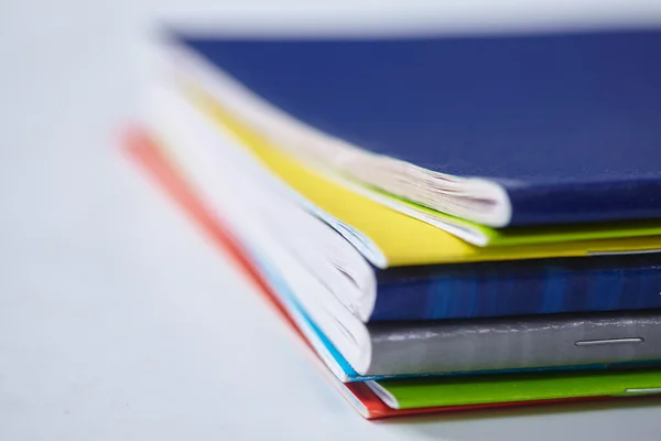 Cadernos coloridos na mesa — Fotografia de Stock