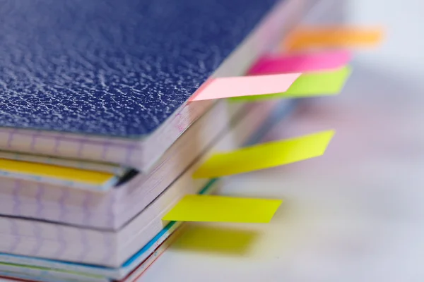 Cuadernos de negocios con pestañas de colores — Foto de Stock