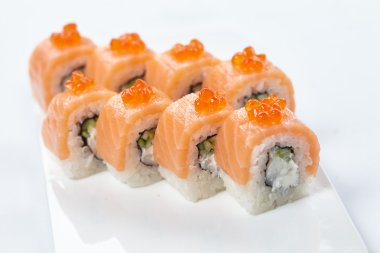 Beyaz üzerine lezzetli suşi
