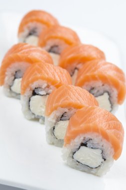Beyaz üzerine lezzetli suşi