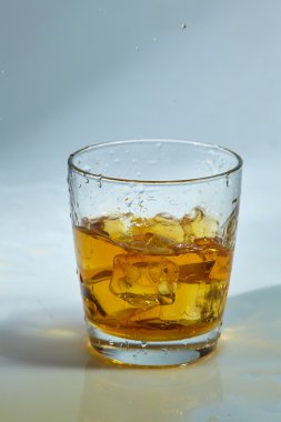 Buzlu viski.