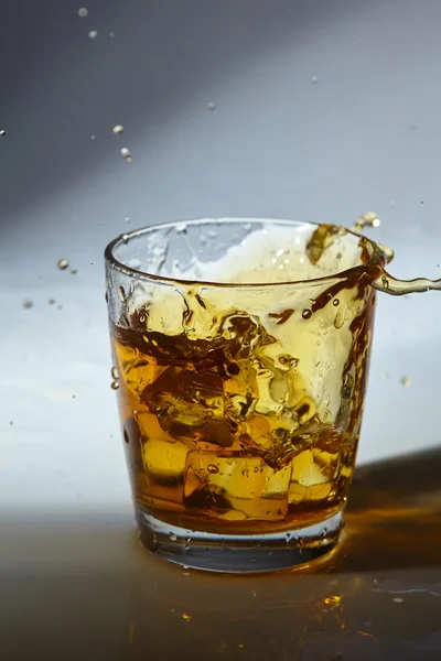 Bicchiere di whisky con ghiaccio — Foto Stock