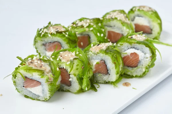 Läckra sushi på vit — Stockfoto