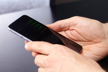 Cep telefonu tutan işadamı