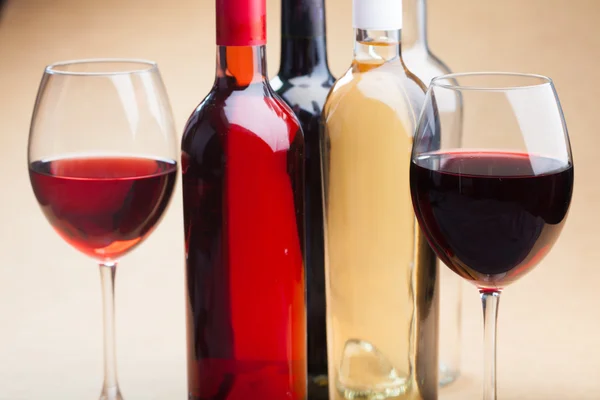 Şişe şarap şarap bardakları ile — Stok fotoğraf