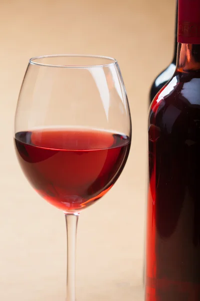 Μπουκάλια κρασί με το ποτήρι κρασί — Φωτογραφία Αρχείου