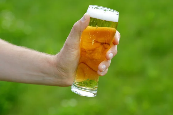 Kaltes Bier in menschlicher Hand — Stockfoto