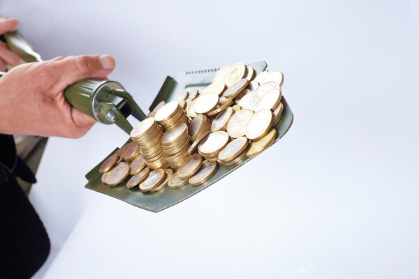 лопата с деньгами на белом
