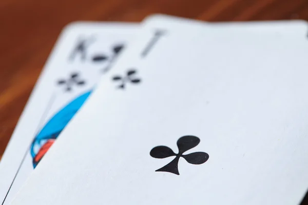 Cartas de juego sobre mesa de madera — Foto de Stock