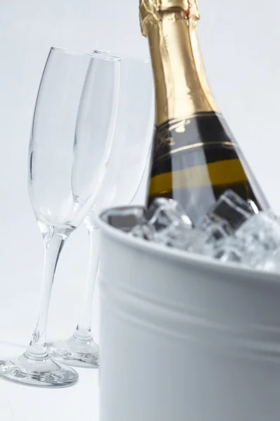 Copas de champán y cubo con botella —  Fotos de Stock