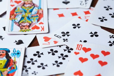 ahşap masa üzerinde oyun kartları