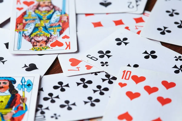 Cartas de juego sobre mesa de madera — Foto de Stock