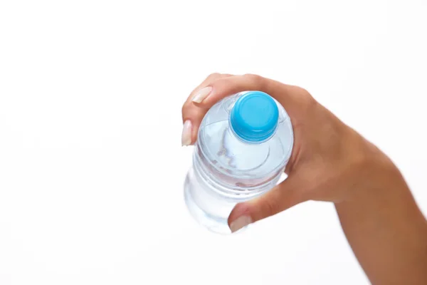 Mano sosteniendo la botella de agua — Foto de Stock