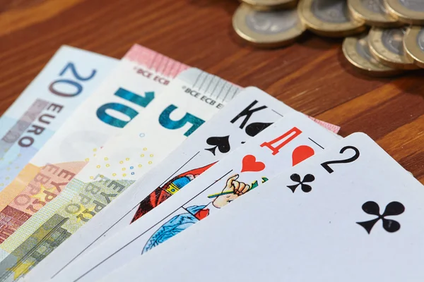 Κάρτες παιχνιδιού και χρήματα — Φωτογραφία Αρχείου