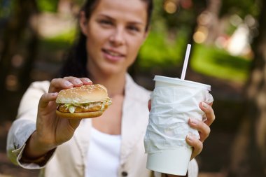 Hamburger yiyen kadın
