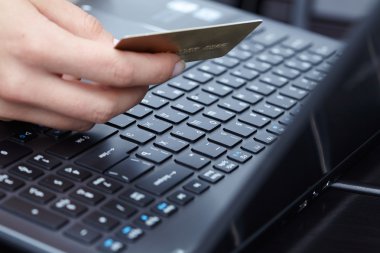 Kredi kartı tutan kadın.