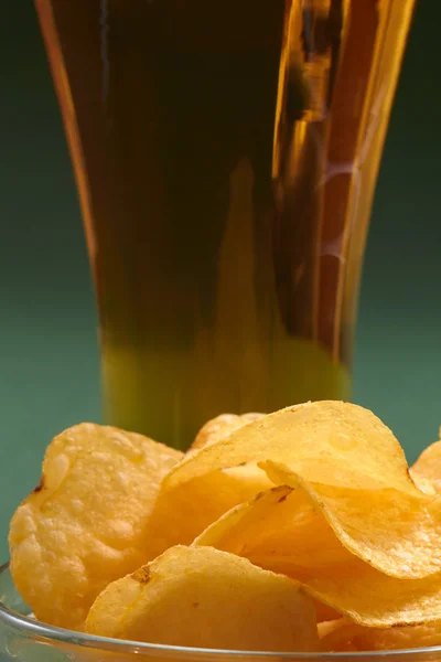 Patatas fritas y cerveza — Foto de Stock