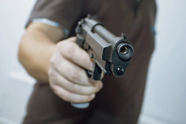 Mano masculina con pistola — Foto de Stock