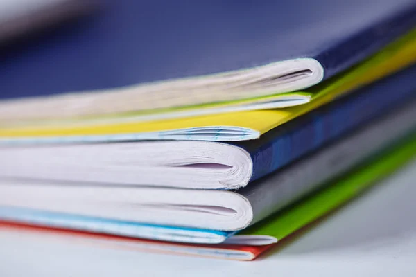 Bunte Notizbücher auf dem Tisch — Stockfoto