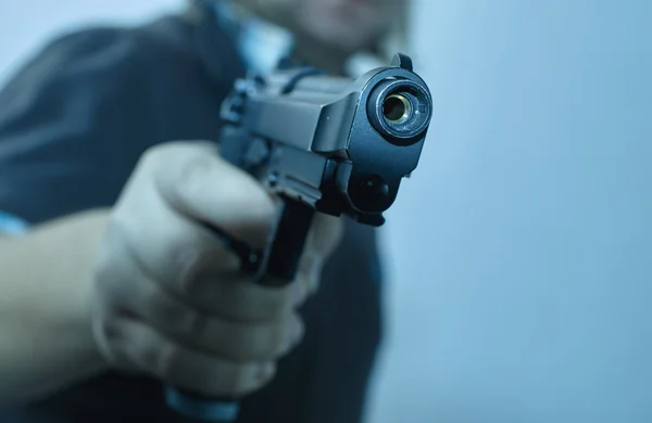 Männliche Hand mit Waffe — Stockfoto