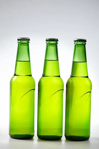 Frascos de cerveja verde — Fotografia de Stock