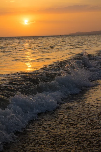 Schöner Sonnenuntergang am Strand — Stockfoto