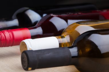 arka plan üzerinde şarap kümesi