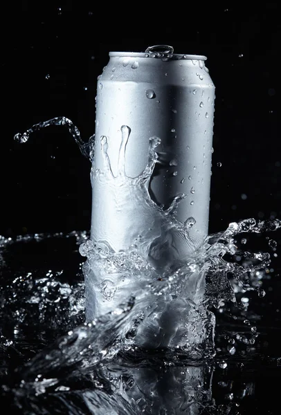 Puszka piwa z wodą rozpryskową — Zdjęcie stockowe