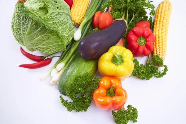 Frisches Gemüse auf weißem — Stockfoto