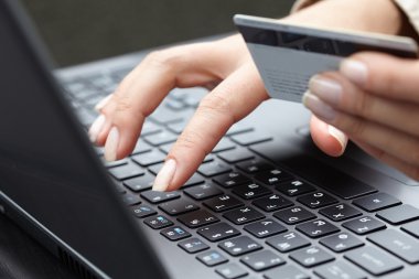 Kredi kartı ve laptop 