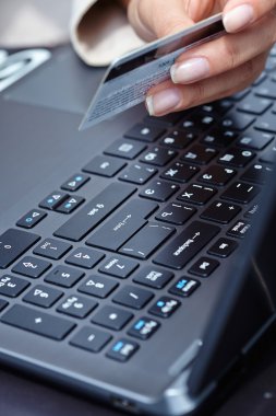 Kredi kartı ve laptop 