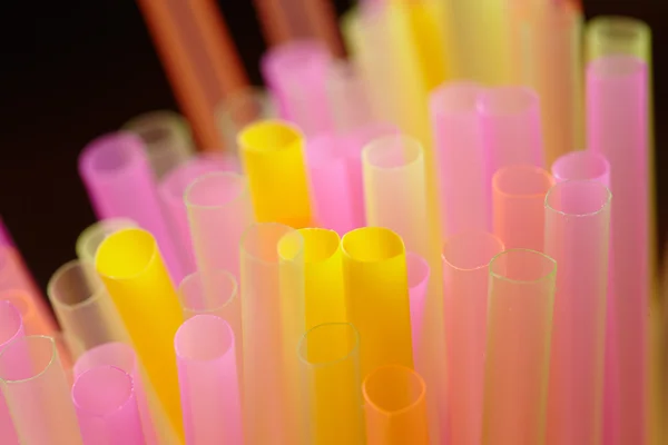 Veelkleurige drinken rietjes — Stockfoto