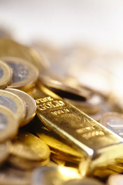 Barra e monete d'oro — Foto Stock