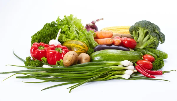 beyaz üzerine taze sebze