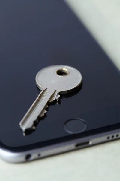 Schlüssel auf dem Handy — Stockfoto