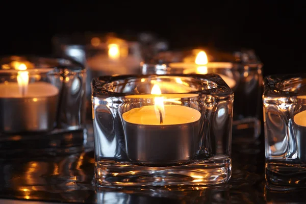 Kerzenlichter auf schwarz — Stockfoto