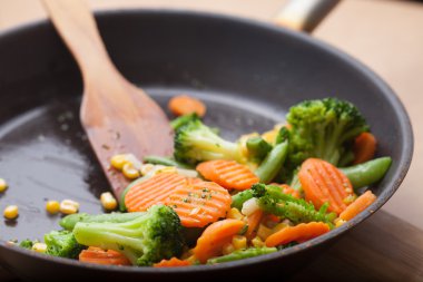 Tavada kızarmış sebze