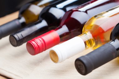 farklı şarap şişeleri 