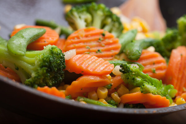 fried vegetables in pan