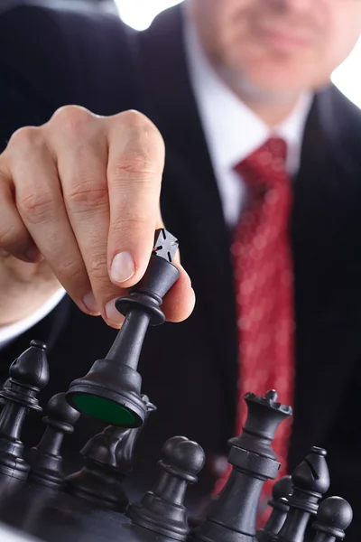 Geschäftsmann spielt Schach — Stockfoto