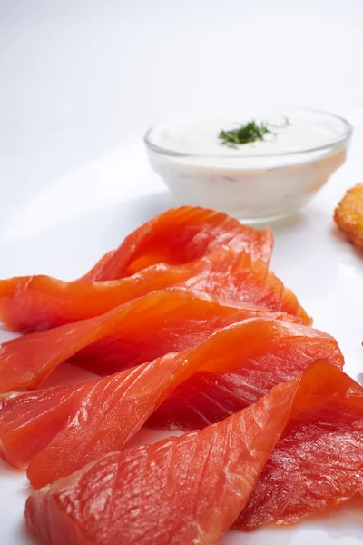 Gerookte zalm op plaat — Stockfoto