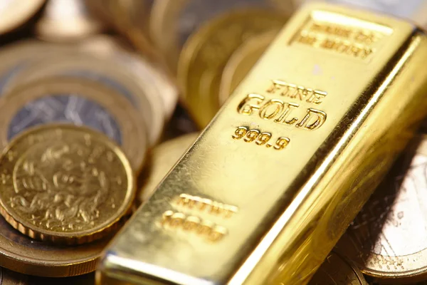 Zlatý pruh a mince — Stock fotografie