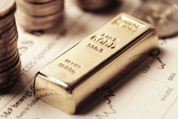 Barra de ouro e moedas — Fotografia de Stock