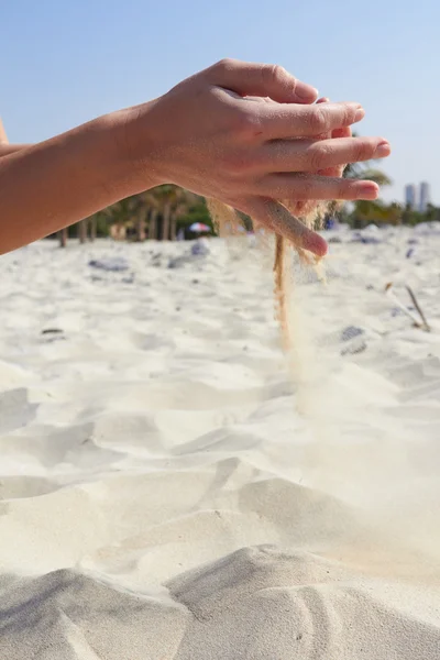 Hand giet zand — Stockfoto