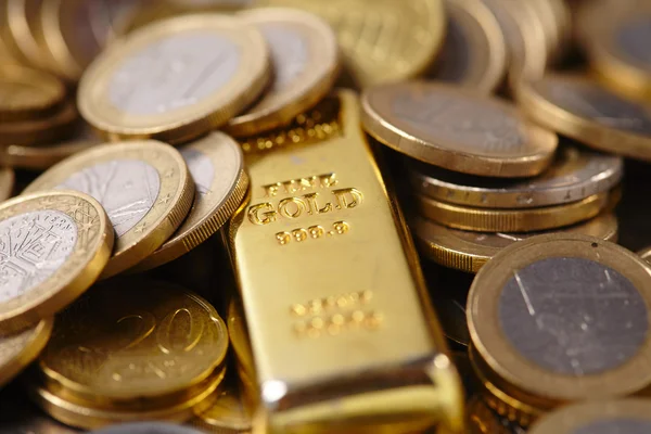 Barra de oro y monedas — Foto de Stock